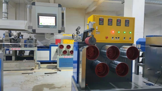 สายการผลิตสายพานพลาสติกควบคุม PLC เครื่องทำสายรัดเทปบรรจุ PET