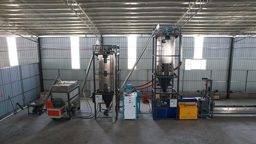 อัตโนมัติ 400 กิโลกรัม / ชั่วโมง เครื่องทําเชือก PET 19 มม ความกว้างเชือกแบนด์ Extruder ด้วยการควบคุม PLC