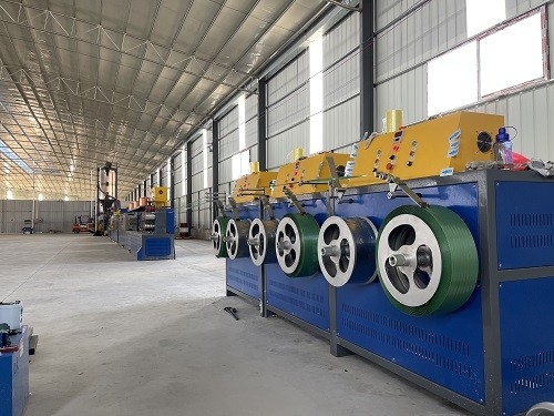 อัตโนมัติ 400 กิโลกรัม / ชั่วโมง เครื่องทําเชือก PET 19 มม ความกว้างเชือกแบนด์ Extruder ด้วยการควบคุม PLC
