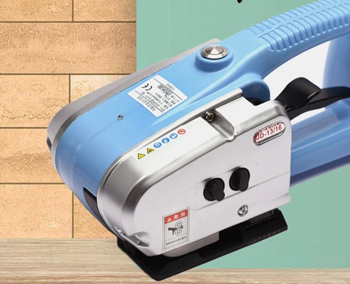 เครื่องบรรจุสายรัด PET PP 220V แหล่งจ่ายไฟแบตเตอรี่เครื่องรัดกล่องมือถือ
