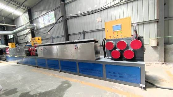 PLC เครื่องจักรอัดรีดสายพานบรรจุ PET / เทปสำหรับบรรจุด้วยเกล็ดขวดรีไซเคิล เครื่องบรรจุอัตโนมัติเต็มรูปแบบ
