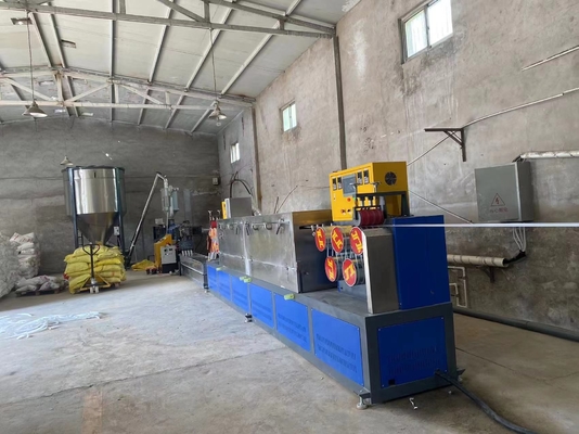 ความสามารถในการผลิตสูง PP พลาสติก แพ็คแบล็ป แผ่น extrusion สายการผลิตเครื่องจักร 4 สาย PP สายการผลิตเครื่องจักร