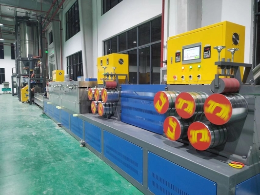 เครื่องทําเทปพลาสติก PET 450KG / H เครื่องทํากระป๋องกระป๋อง วัสดุที่มีความกว้างสาย 9-32mm
