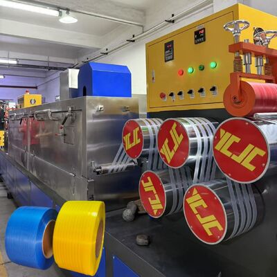 260kg/H Pp เครื่องผลิตสายพาน สายพานบรรจุสําหรับกล่องที่มีเครื่องเปลี่ยนจอแบบไม่หยุด